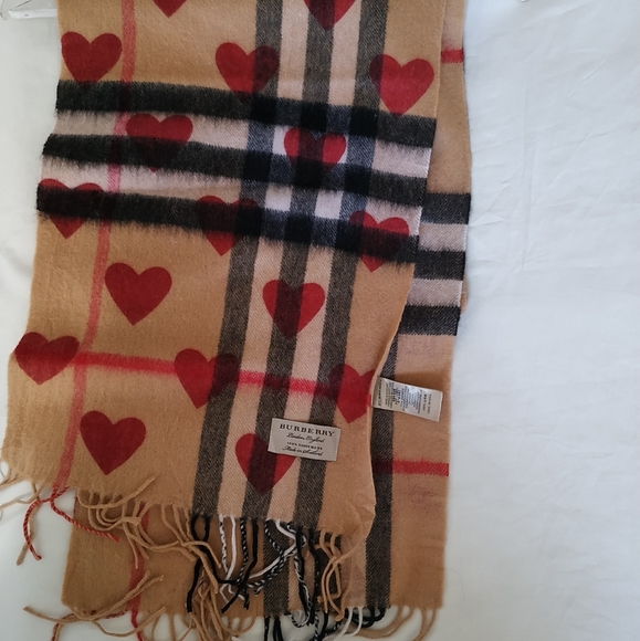 Burberry Heart Print Reversible Cashmere Scarf /Wrap (Rare ) - Picture 9 of 10